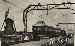 161052 Afbeelding van twee gekoppelde electrische treinstellen mat. 1935 ( Hoek van Hollanders ) op de spoorlijn nabij ...